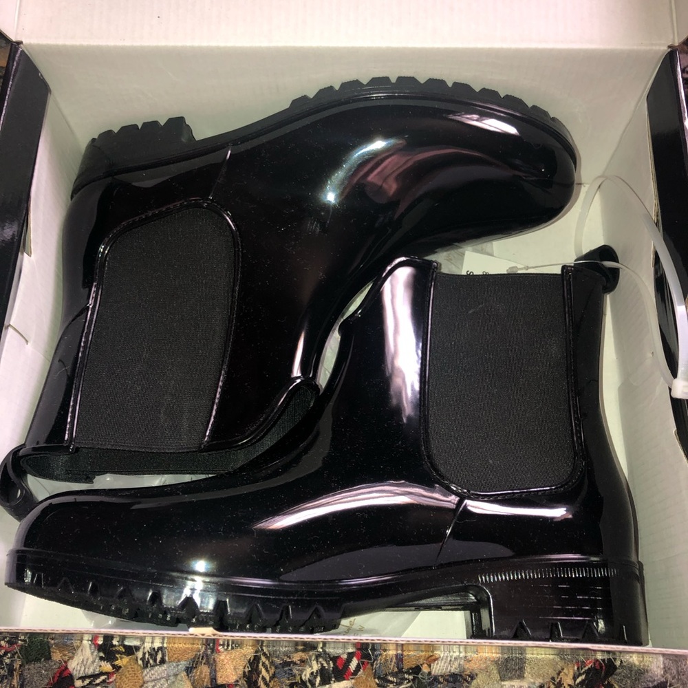 Black Mini Weather boots - size 8. NWT
